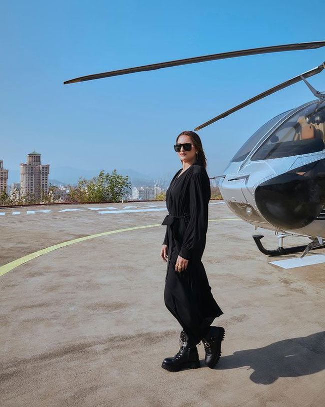 Staggering Poses Of Sonakshi Sinha In Black